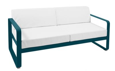 Bellevie Outdoor Sofa: Türkisblaues 2-Sitzer Gartensofa mit weißen Polsterkissen für Terrasse und Garten.